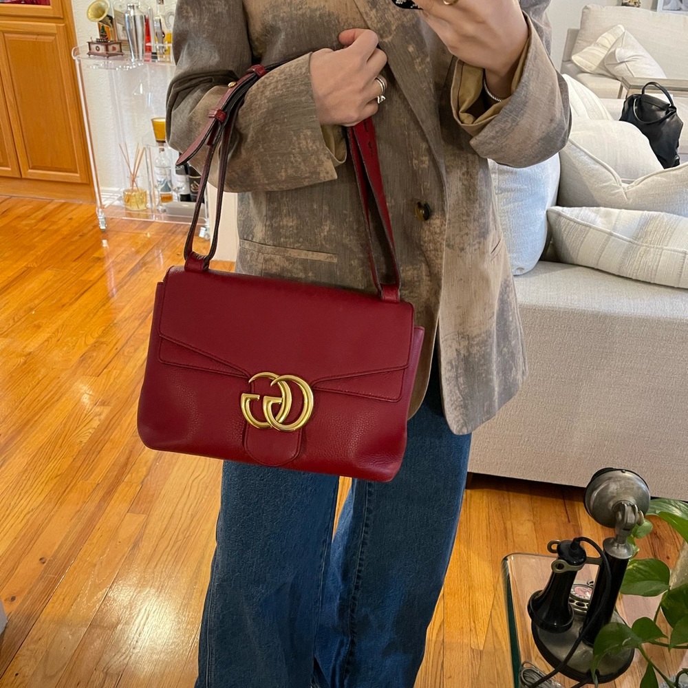 Gucci GG Marmont shoulder bag in red pebbled leather